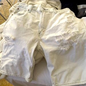 Size 34 denim white Levi’s shorts ripped look